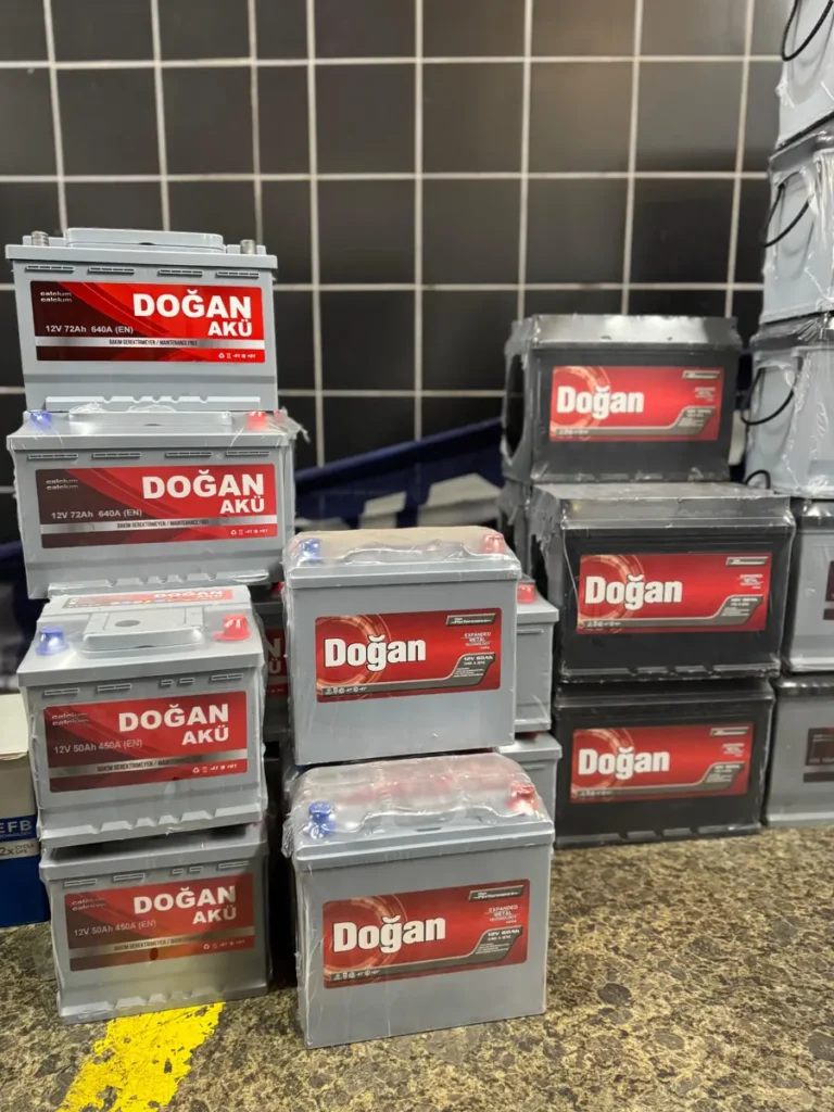 Al-Bay Akü dükkanında stoktaki Doğan aküler